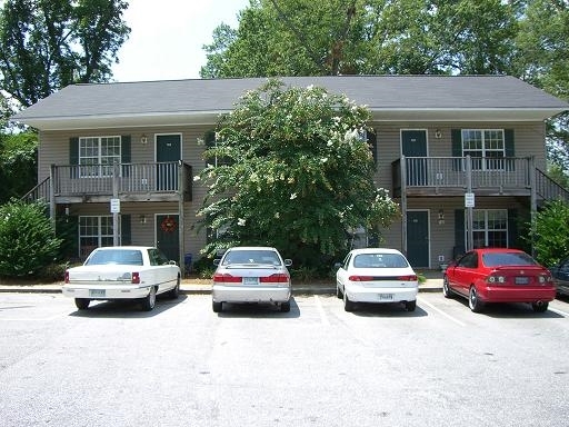 Hazelwood Court in Greenwood, SC - Building Photo