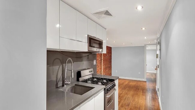 property at 118 E 7th St