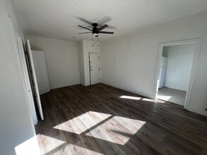 1740 Winona Blvd, Unit 106 in Los Angeles, CA - Building Photo - Building Photo