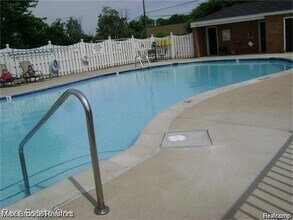 2405 Torquay Ave in Royal Oak, MI - Building Photo - Building Photo