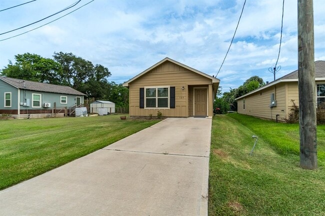 729 W Ash St in Angleton, TX - Building Photo - Building Photo