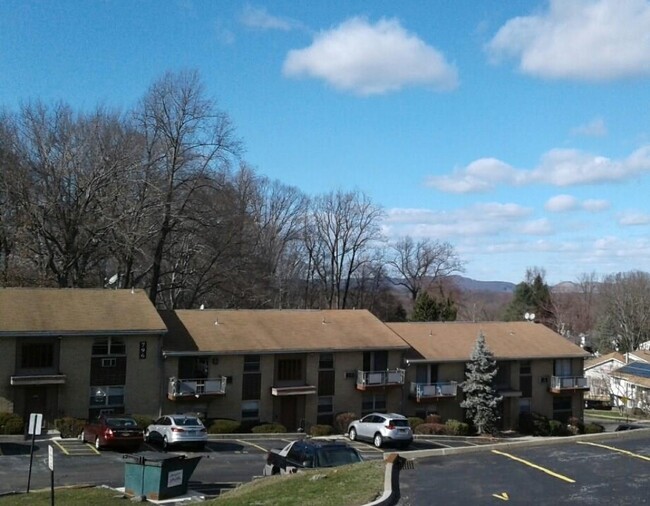 800a Brookridge Dr-Unit -84 in Valley Cottage, NY - Foto de edificio - Building Photo