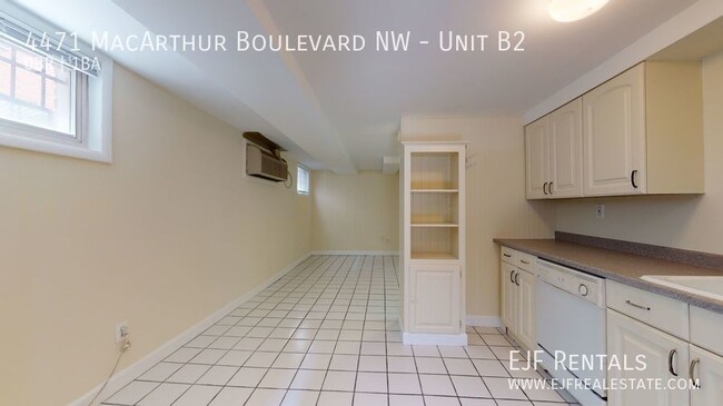 4471 MacArthur Blvd NW in Washington, DC - Building Photo - Building Photo