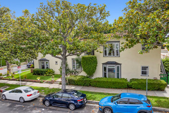 257 N Almont Dr in Beverly Hills, CA - Building Photo - Building Photo