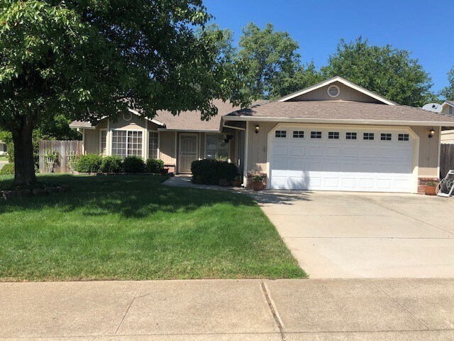 1496 Fayette Ln in Redding, CA - Building Photo