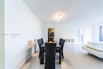 121 Crandon Blvd in Key Biscayne, FL - Foto de edificio - Building Photo