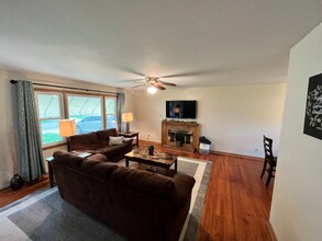 4943 NE Gladstone Ave in Kansas City, MO - Building Photo - Building Photo