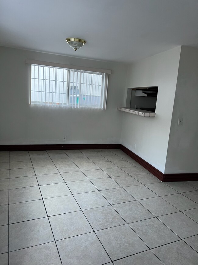 2434 Riverside Pl in Los Angeles, CA - Foto de edificio - Building Photo