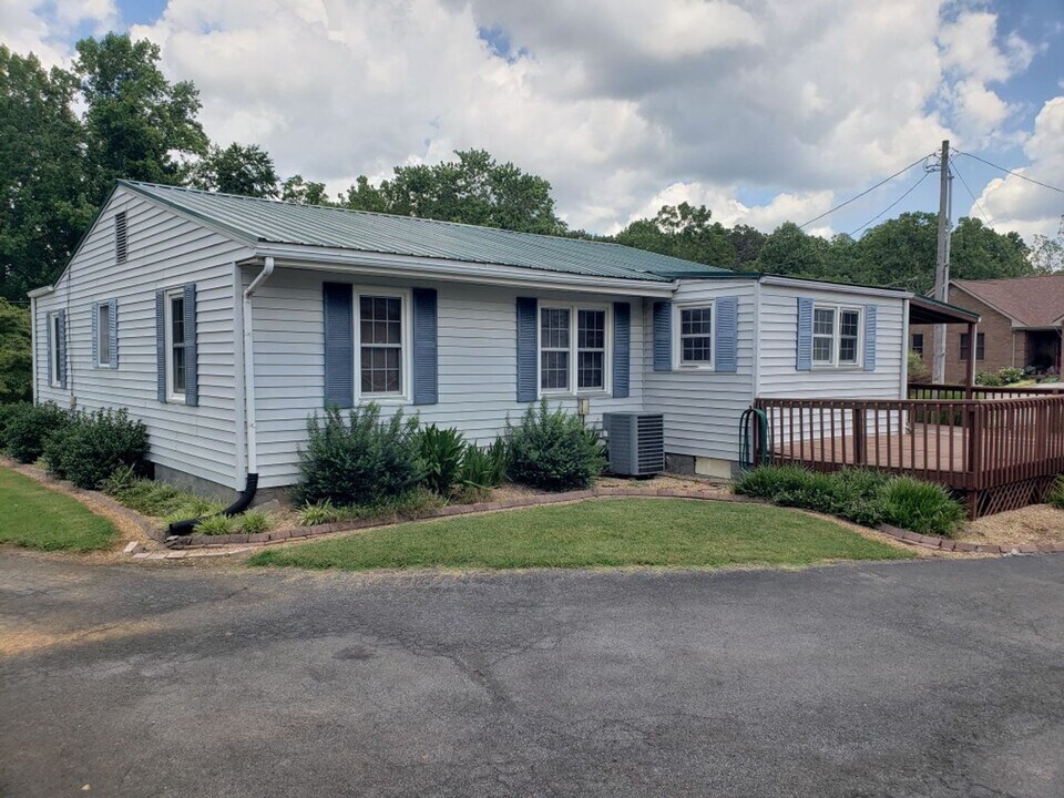 242 Sleepy Hollow Rd in Kingsport, TN - Building Photo