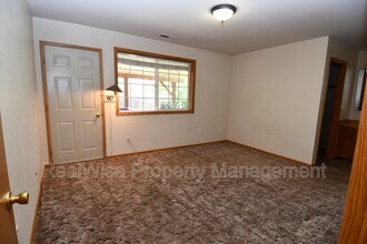 116 SE Debbie Way in Myrtle Creek, OR - Building Photo - Building Photo