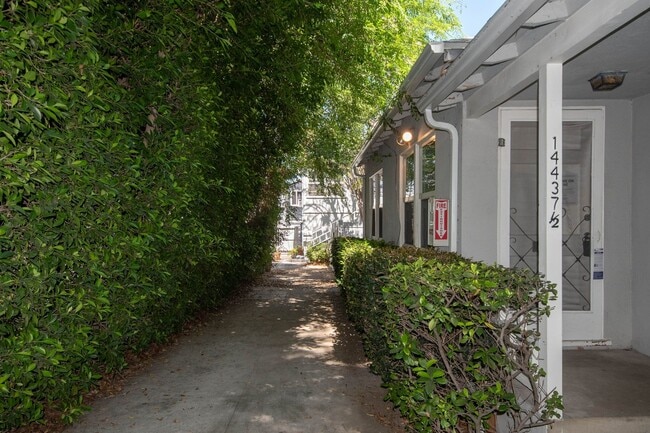 14437 Dickens St, Unit 14437 1/2 in Los Angeles, CA - Building Photo - Building Photo