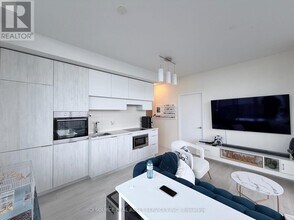 8 Eglinton Ave E in Toronto, ON - Building Photo - Building Photo