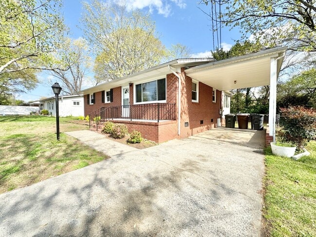 2307 Westhaven Dr in Greensboro, NC - Building Photo - Building Photo