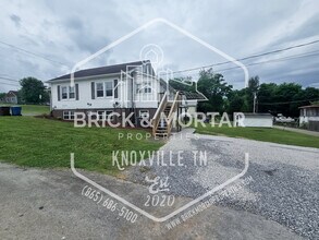 657 E Lincoln Rd in Alcoa, TN - Foto de edificio - Building Photo
