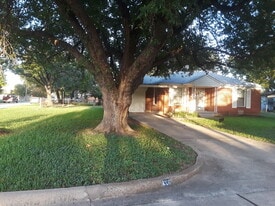 1006 Municipal Ave in Plano, TX - Building Photo