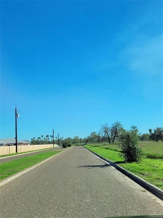 1905 Oasis Dr in Mission, TX - Building Photo