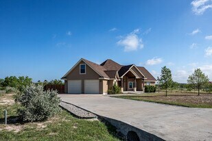 136 Dos Caballos in Del Rio, TX - Building Photo