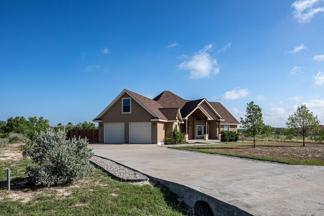 136 Dos Caballos in Del Rio, TX - Building Photo