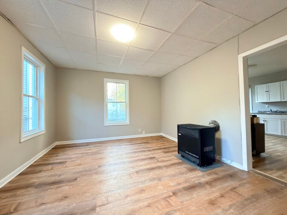 16 1/2 Winslow St in Worcester, MA - Building Photo