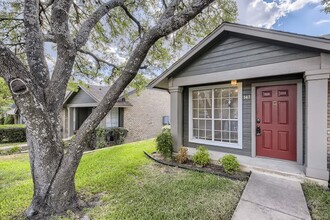 1015 E Yager Ln in Austin, TX - Building Photo - Building Photo