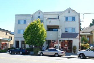 6522 Telegraph Ave in Oakland, CA - Foto de edificio - Building Photo