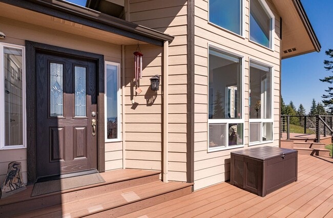 553 E Sunrise Blvd in Oak Harbor, WA - Building Photo - Building Photo