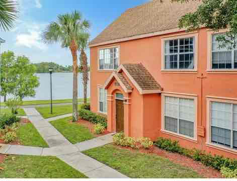 9076 Lake Chase Island Way in Tampa, FL - Building Photo