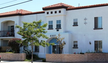 6901 Laurel Canyon Blvd, Unit 207 in Los Angeles, CA - Foto de edificio - Building Photo