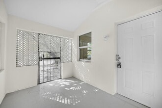 299 NW 43rd St in Miami, FL - Foto de edificio - Building Photo