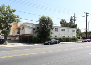 Baird Apartments in Reseda, CA - Foto de edificio - Building Photo