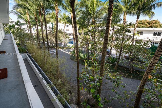 61 Collins Ave, Unit 304 in Miami Beach, FL - Building Photo - Building Photo