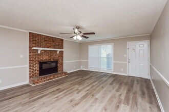 661 Greenview Ave SE in Conyers, GA - Foto de edificio - Building Photo