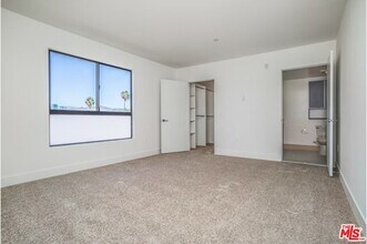 6217 Waring Ave-Unit -303 in Los Angeles, CA - Building Photo - Building Photo