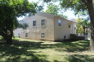 1011 Lincoln St in Vermillion, SD - Building Photo - Building Photo