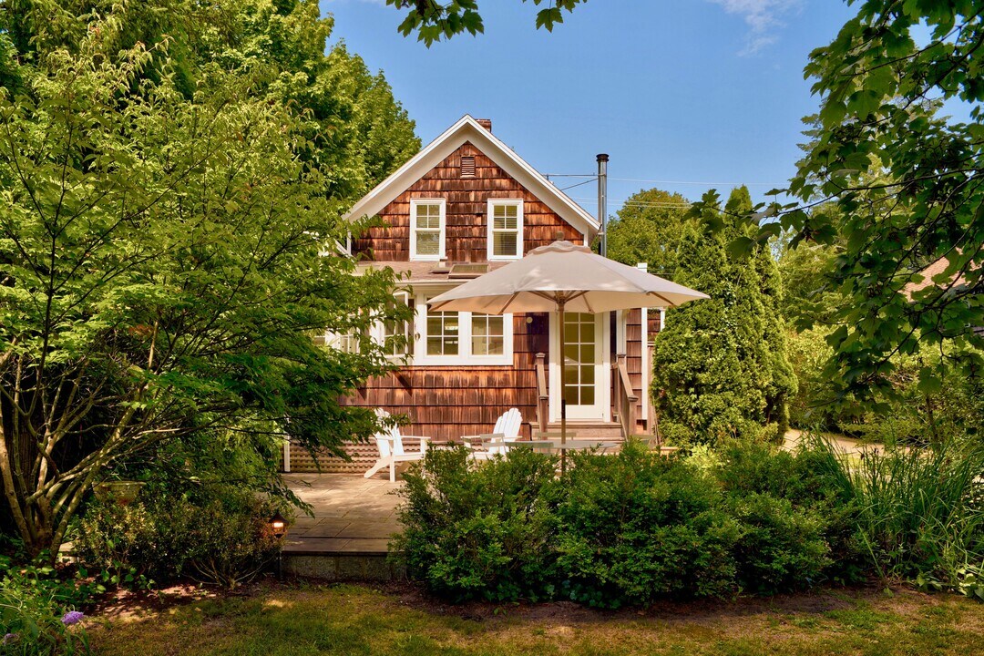 43 Cedar St in East Hampton, NY - Building Photo