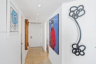 8925 Collins Ave in Surfside, FL - Foto de edificio - Building Photo