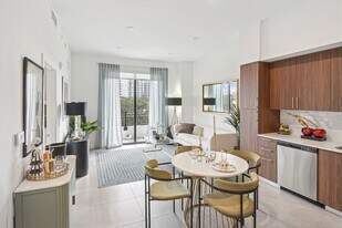 Hollywood Heights on the Boulevard in Hollywood, FL - Building Photo