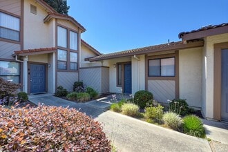 Hahn Triplexes in Modesto, CA - Foto de edificio - Building Photo