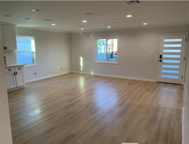 7449 Variel Ave in Canoga Park, CA - Building Photo - Building Photo