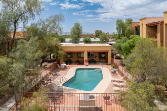 Roger Plaza Apartments in Tucson, AZ - Foto de edificio - Building Photo