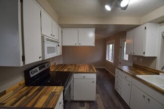 701 Weber Ave in Brownsville, OR - Building Photo - Building Photo