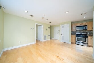 413 9th St-Unit -202 in Union City, NJ - Building Photo - Building Photo