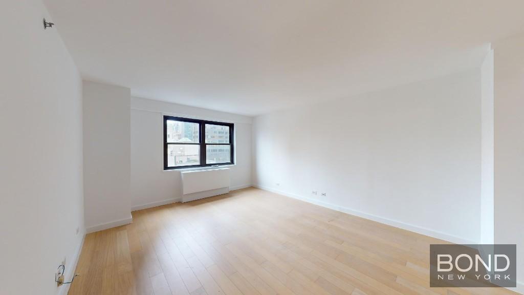 222 E 39th St in New York, NY - Building Photo