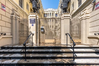 Park Gramercy Apartments in Los Angeles, CA - Foto de edificio - Building Photo