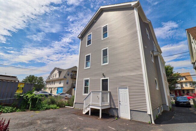 823 Capitol Ave-Unit -1 in Bridgeport, CT - Building Photo - Building Photo
