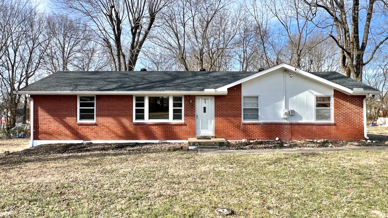 104 Rose St in Greenbrier, TN - Building Photo