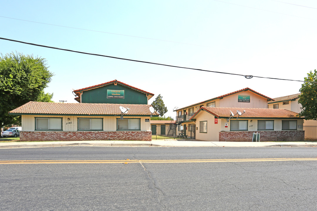 Evergreen Apartments in Merced, CA - Building Photo