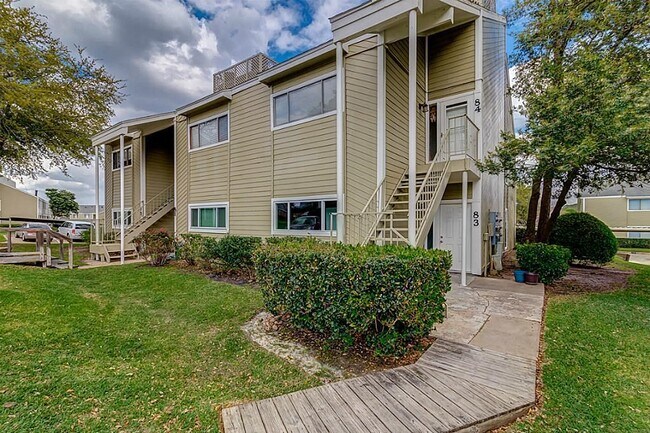 83 April Point Dr S in Montgomery, TX - Building Photo - Building Photo