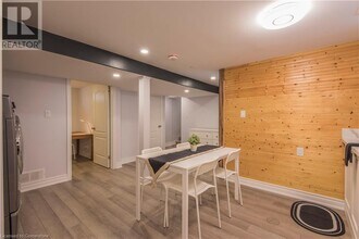 143 Coach Hill Dr in Kitchener, ON - Building Photo - Building Photo