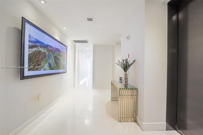 1100 Biscayne Blvd, Unit # 3004 in Miami, FL - Foto de edificio - Building Photo